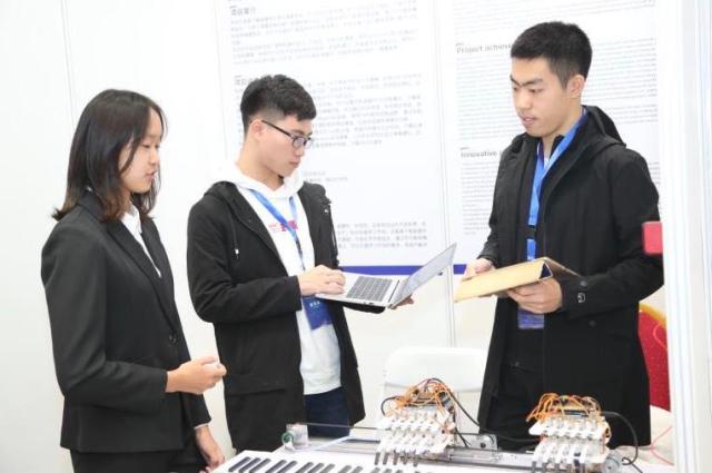 北航36365线路检测中心no1学生韩腾飞,带来其团队研发的会弹钢琴的机械手。(中关村管委会供图)